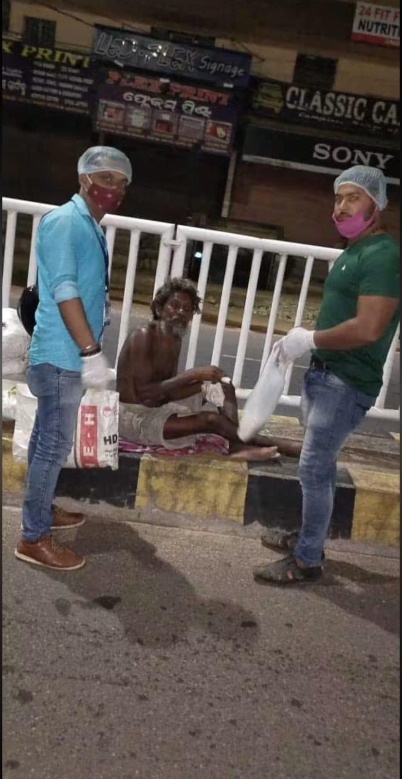Night street hunger relief in Bhubaneswar